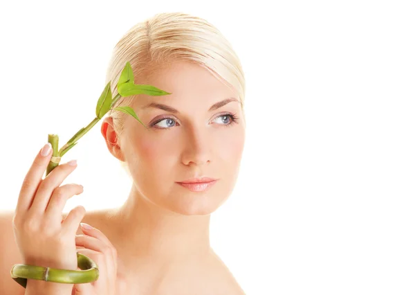 Genç kadın ile bir bambu bitki — Stok fotoğraf