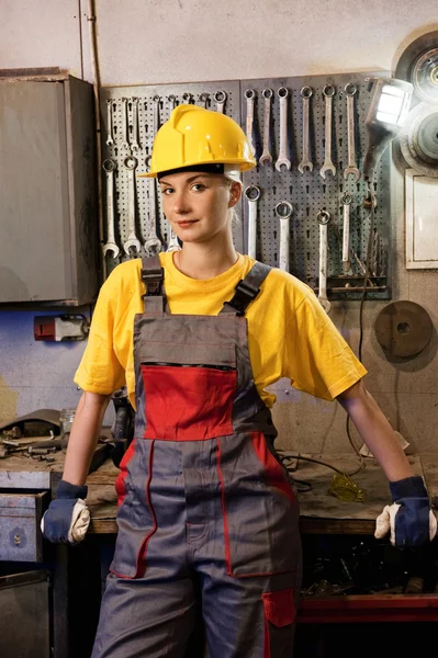 Kvinnliga fabriksarbetare — Stockfoto