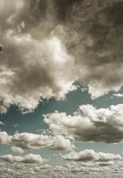 Dunkle, stürmische Wolken — Stockfoto