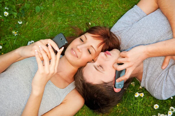 Jong Echt Paar Met Mobiele Telefoons Outdoors Stockfoto