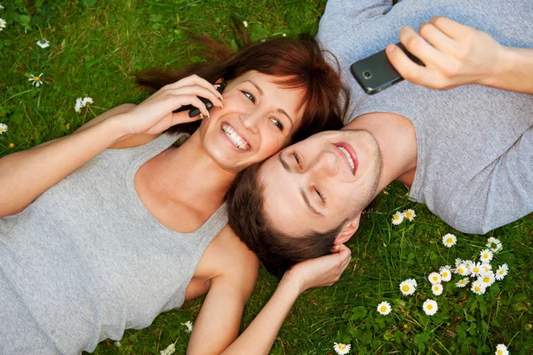 Paar mit Mobiltelefonen im Freien Stockfoto