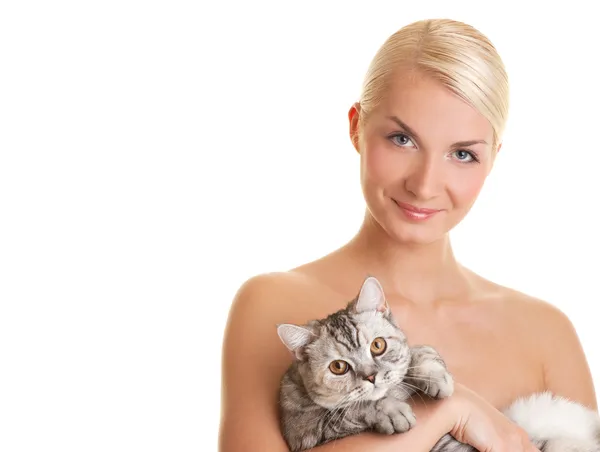 Молодая женщина с очаровательным котенком — стоковое фото