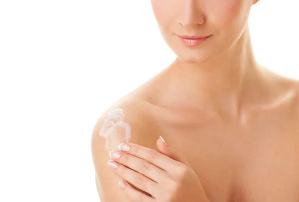 Signora che applica crema idratante sulla sua pelle — Foto Stock
