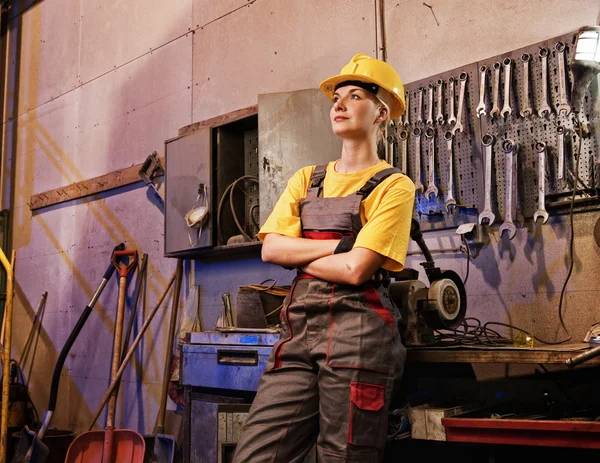Kadın fabrika işçisi — Stok fotoğraf