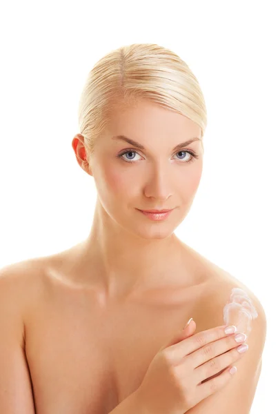 Signora che applica crema idratante sulla sua pelle — Foto Stock