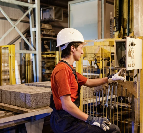 Fabriken arbetstagaren fastställande trasiga enheten — Stockfoto