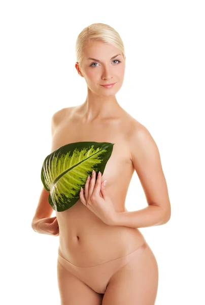 Junge Frau mit exotischem grünen Blatt — Stockfoto