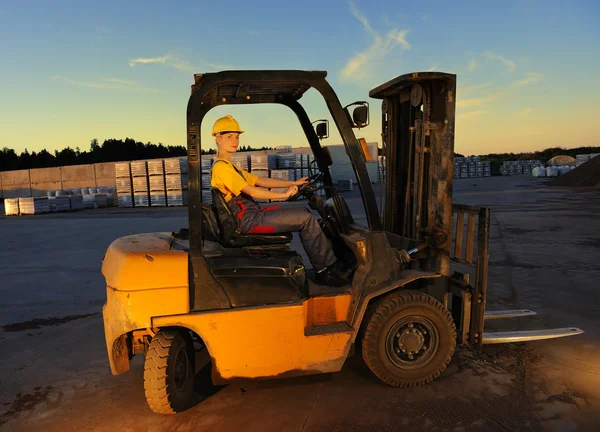 Vrouwelijke werknemer drijvende lading vrachtwagen — Stockfoto