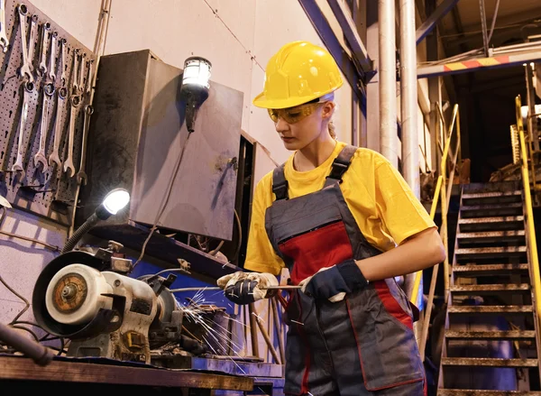 Fabryka kobiece pracownik ostrzenie narzędzi — Zdjęcie stockowe