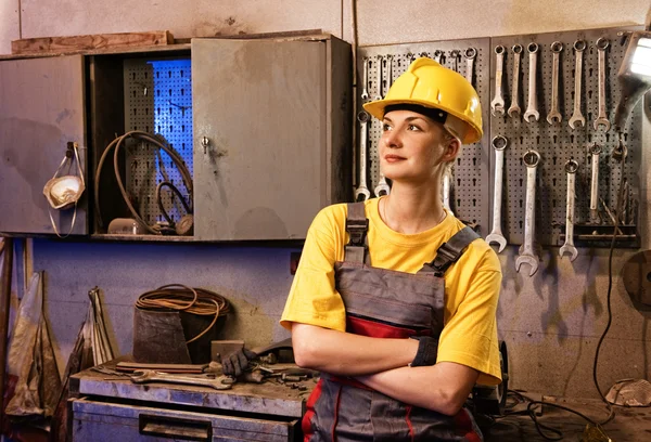 Kadın fabrika işçisi — Stok fotoğraf