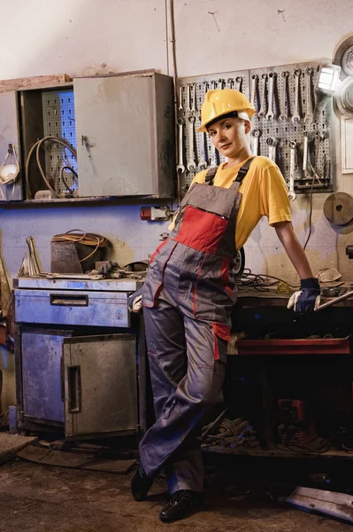 Vrouwelijke fabrieksarbeider — Stockfoto