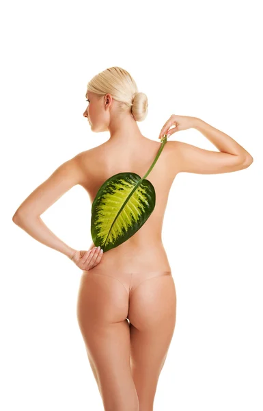 Junge Frau mit exotischem grünen Blatt — Stockfoto