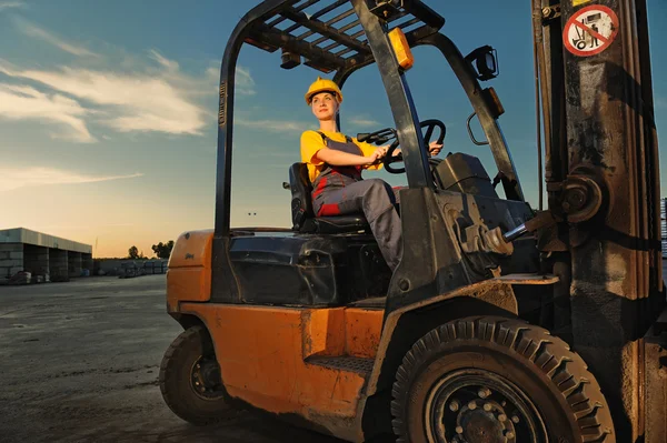 Kvinnlig arbetare drivande last lastbil — Stockfoto