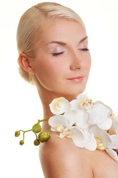 Vacker ung kvinna med vit orkidé — Stockfoto