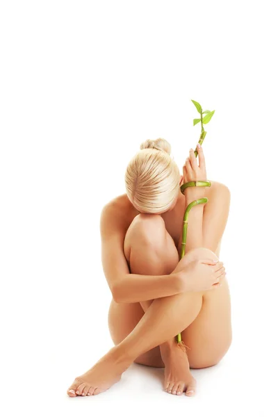 Junge Frau mit grünen Bambusblättern — Stockfoto
