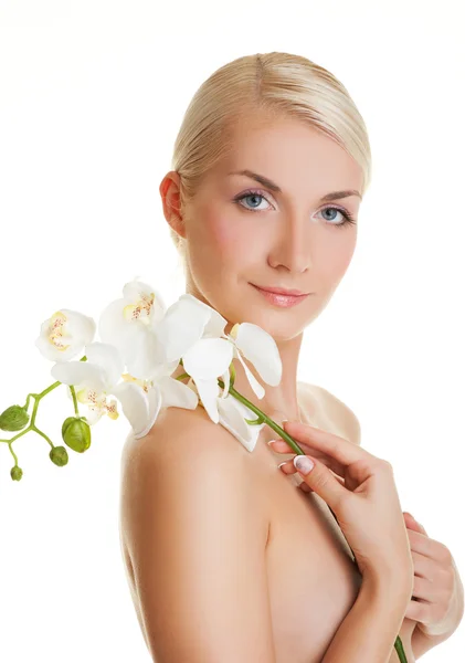 Vacker ung kvinna med vit orkidé — Stockfoto