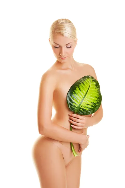 Mujer joven con hoja verde exótica — Foto de Stock