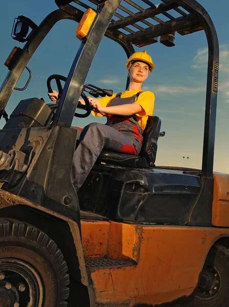 Travailleur féminin conduisant un camion cargo — Photo