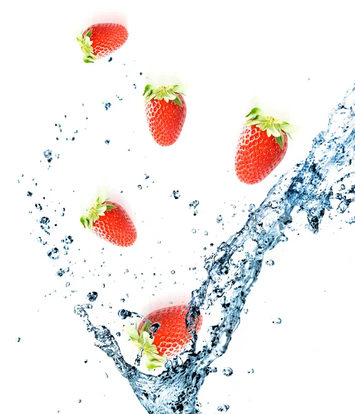 Espalhar água com morangos — Fotografia de Stock