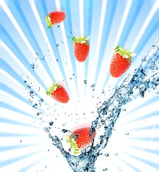 Przelewanie wody z truskawkami — Zdjęcie stockowe