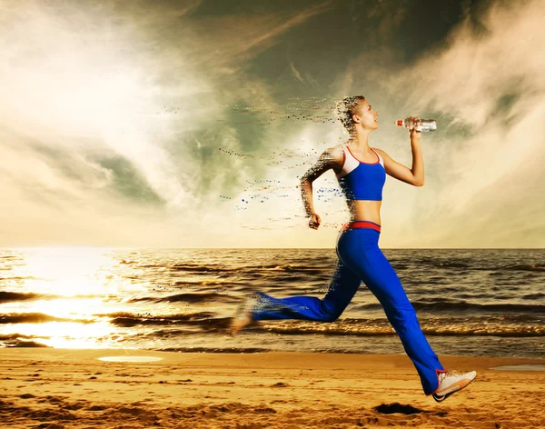 Gyönyörű fiatal nő fut a strandon — Stock Fotó