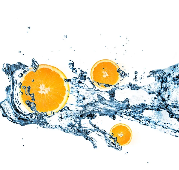 Stříkající vodě s pomeranči — Stock fotografie