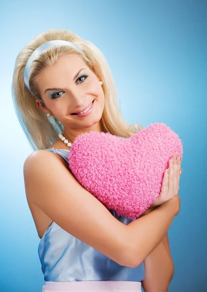 Vacker ung kvinna med fluffiga hjärta — Stockfoto