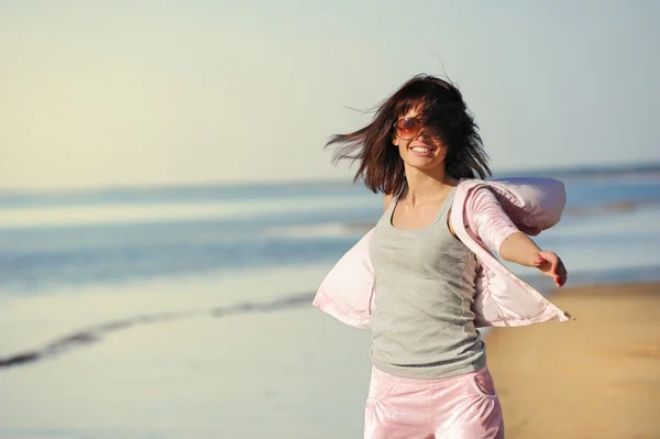Jovem mulher relaxante na praia — Fotografia de Stock