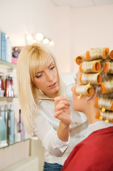Kobieta fryzjer pracy w gabinecie kosmetycznym — Zdjęcie stockowe