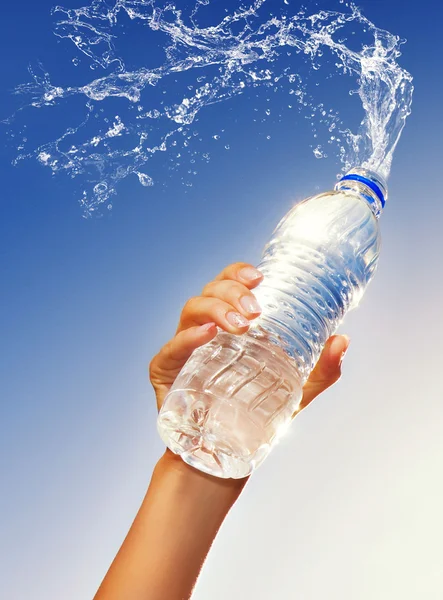 Mano humana sosteniendo una botella de agua — Foto de Stock