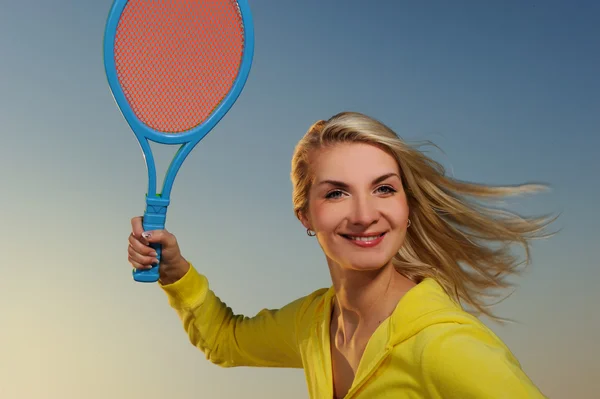 Hermosa mujer jugando tenis — Foto de Stock