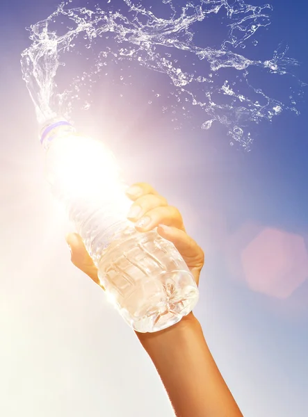 Людська рука тримає пляшку води — стокове фото