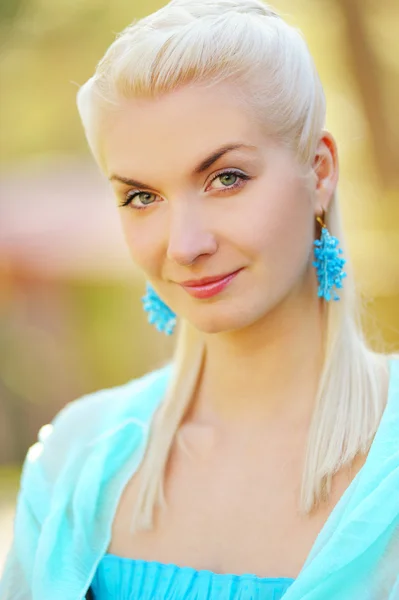 Beautiful woman close-up portrait — Stock Photo, Image