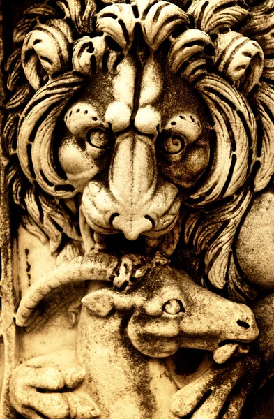 Leão de caça. Escultura antiga — Fotografia de Stock