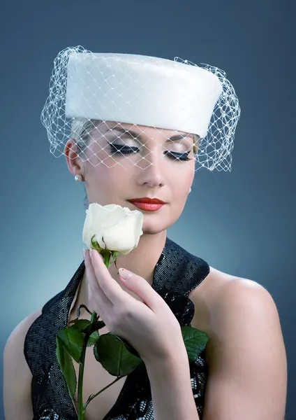 Όμορφη νεαρή γυναίκα με λευκό τριαντάφυλλο — Φωτογραφία Αρχείου