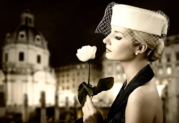 Όμορφη νεαρή γυναίκα με τριαντάφυλλο — Φωτογραφία Αρχείου