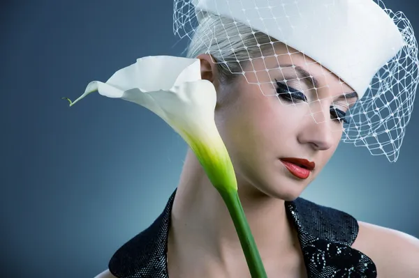 Jovem mulher com flor branca kala — Fotografia de Stock
