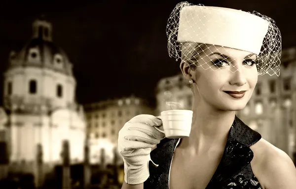 Güzel genç bayan kahve içiyor. — Stok fotoğraf