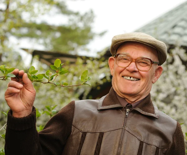 정원에서 행복 한 노인 — 스톡 사진