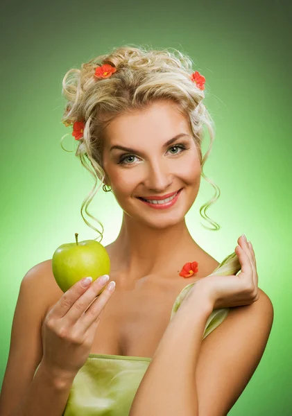 Молодая женщина с спелым зеленым яблоком — стоковое фото