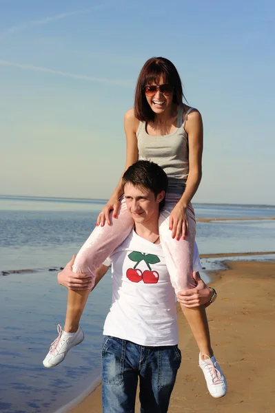 在海滩上恋爱的年轻夫妇 — 图库照片