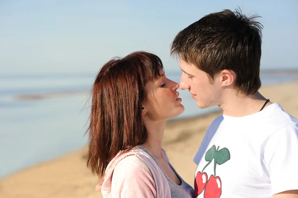 Jovem casal apaixonado na praia — Fotografia de Stock