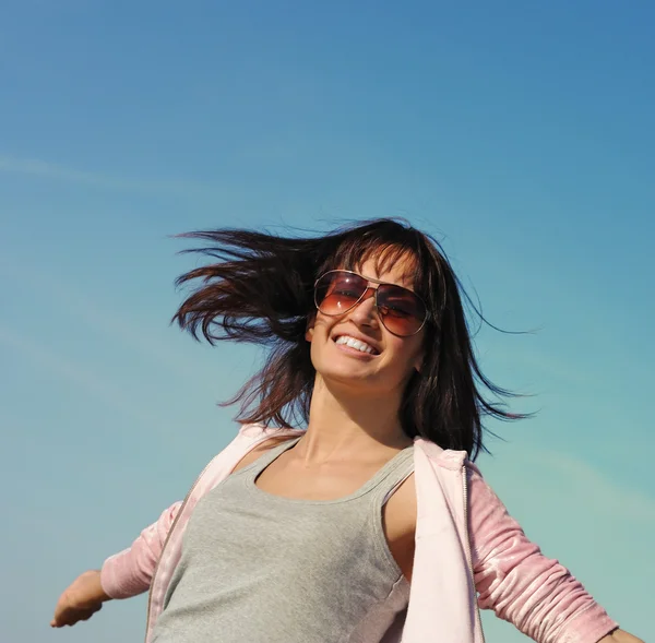 Genç bir kadın açık havada rahatlatıcı — Stok fotoğraf