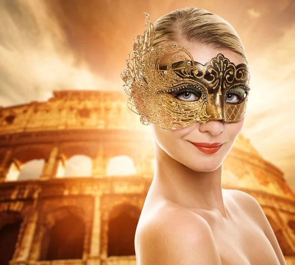 Beautiful woman in front of Colosseum — Stock Photo, Image