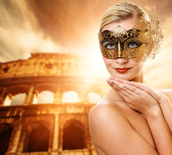 Mulher bonita na frente do Coliseu — Fotografia de Stock