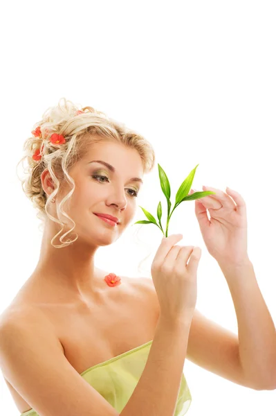 Junge Frau mit grüner Pflanze — Stockfoto