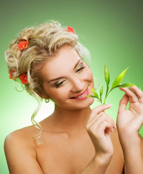 Mladá žena se zelenou rostlinou — Stock fotografie