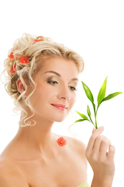 Ung kvinna med grön växt — Stockfoto