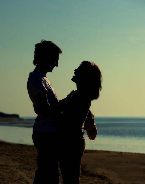 Man och kvinna i kärlek nära havet — Stockfoto
