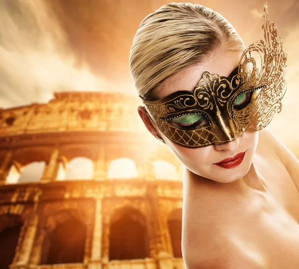 Colosseum önünde güzel bir kadın — Stok fotoğraf